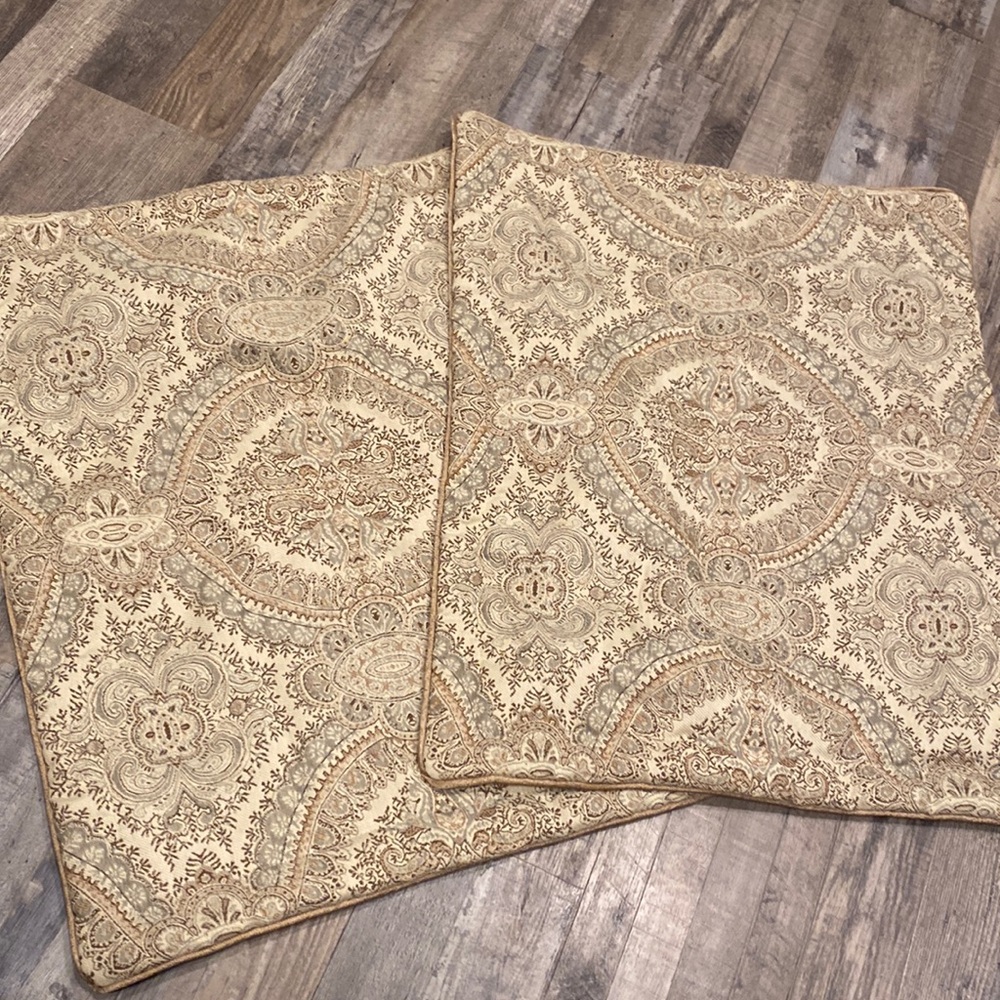 Set of 2 J. Queen Pillow Shams